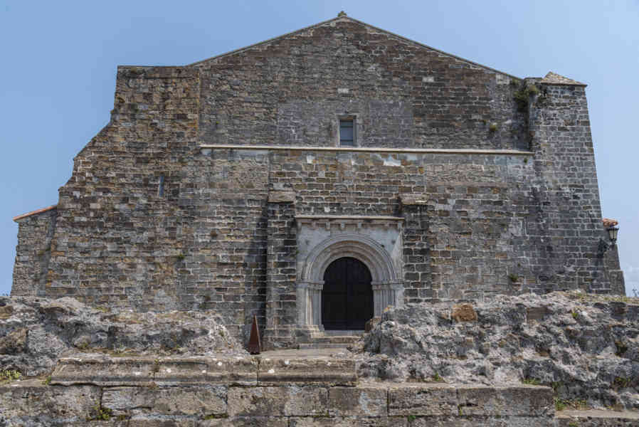 Cantabria 035 - San Vicente de la Barquera - iglesia de Nuestra Señora de los Ángeles.jpg